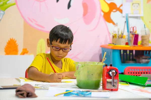 Crianças Asiáticas Usam Óculos Que Bloqueiam Luz Azul Desenho Sala — Fotografia de Stock