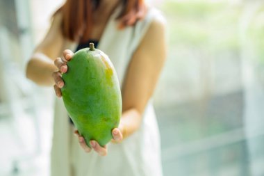 el ve bulanıklık kadının taze Mango tutan kadın