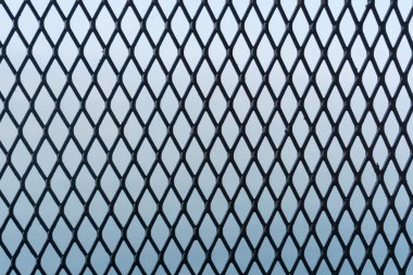 demir çit veya metal üzerinde mavi arka plan net