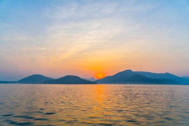 Srinakarin Barajı Kanchanaburi, Tayland güneş doğarken görünümünü