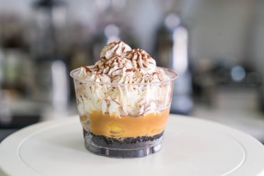 kafede pasta dekorasyon pikap Banoffee bardak yumuşak odak