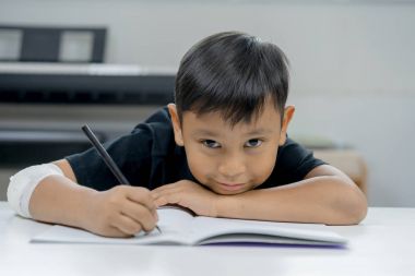 Bir Asya çocuklar yaralı elinde bir defter yazıyoruz.