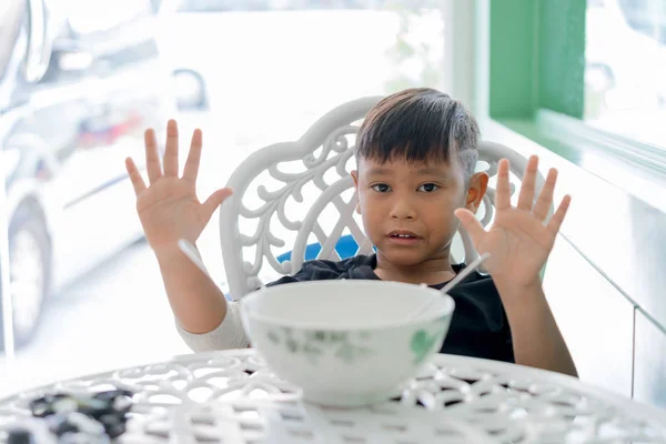 Die Jungen an den verwundeten Händen, die allein Reis essen — Stockfoto