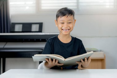 Bir Asya yaralı elinde bir gülümseme ve bir not okuma çocuklar