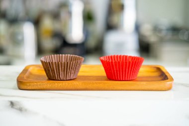 ahşap tepsi Fırında kek renkli kağıt dolapları