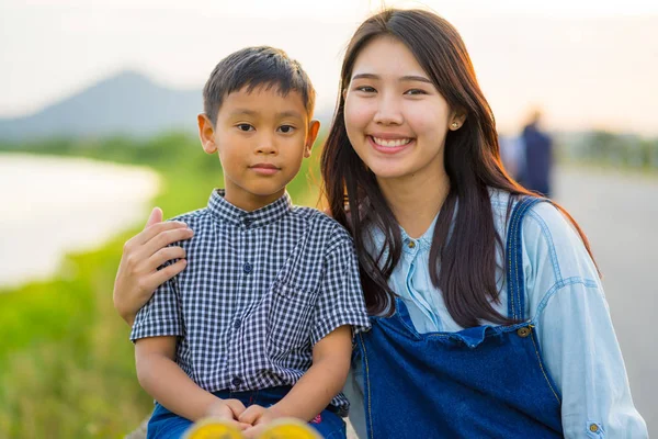 Erkek ve kız birbirlerine alay var, The Boy ile sıktı