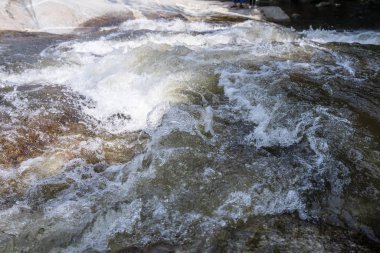 Kayaların etrafındaki sakin su akıntısı 