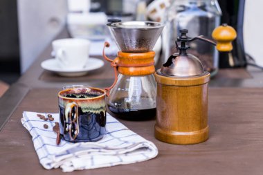 Kahve damlaları ahşap masaya dizildi..