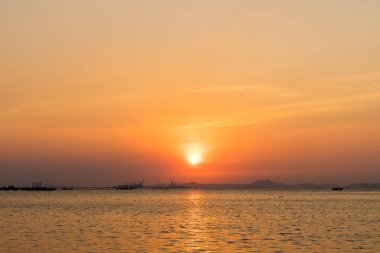 Harbor silüeti gün batımı Sriracha Chonburi, Tayland ile