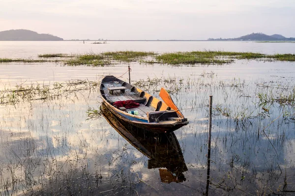 Barco de pesca con puesta de sol en el embalse de Bang phra, sriracha chon b — Foto de Stock