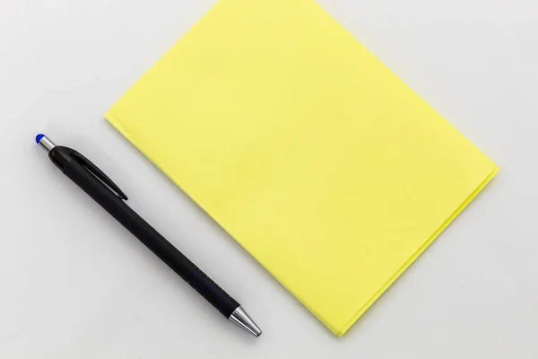 Üres Sárga Papír Szöveg Fekete Ceruza Fehér Háttér — Stock Fotó