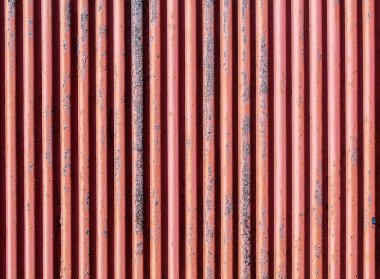 Kırmızı Boyalı Soyulmuş Oluklu Metal Çit