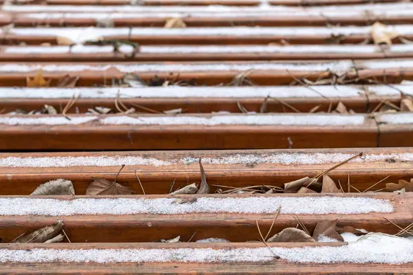 Close Tekstura Drewnianych Desek Pokrytych Śniegiem — Zdjęcie stockowe