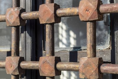 Eski Kullanılmış Paslı Metal Çubukları Kapat