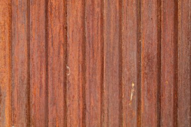 Kırmızı Boyalı Soyulmuş Metal Çit