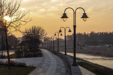 Gün batımında Fenerlerle Gezinti