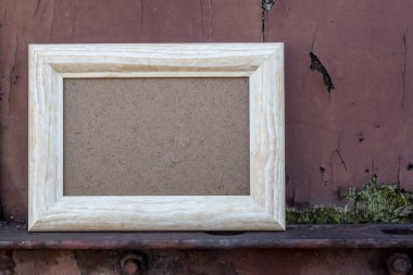 Vintage Rusty Metal Rafında Boş Resim Çerçevesi