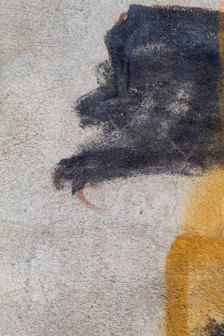 Eskimiş Beton Duvarlar Siyah ve Sarı Boyalı