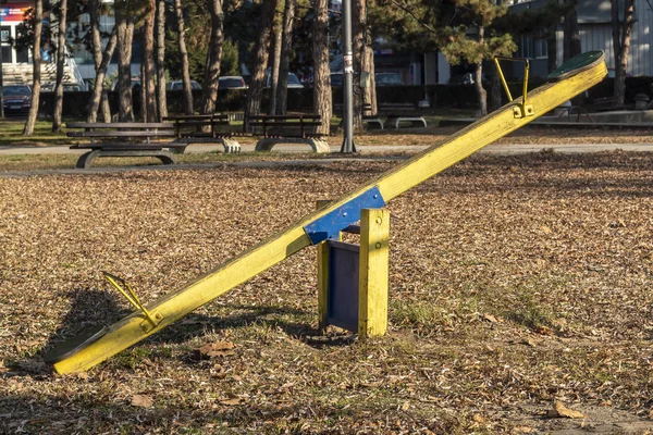 Вінтажний Жовтий Пофарбований Дерев Яний Стілець Гойдалки Дітей — стокове фото