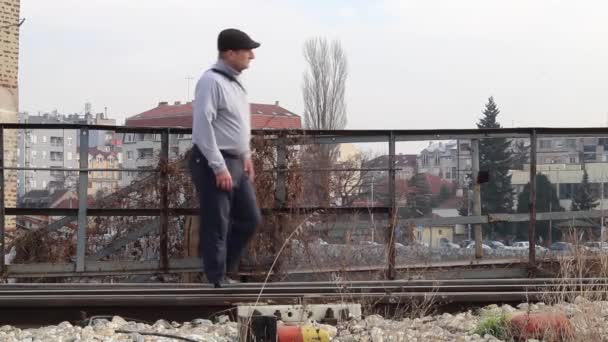 Man Kruising Spoorweg Bij Railway Bridge Verboden Oversteek — Stockvideo