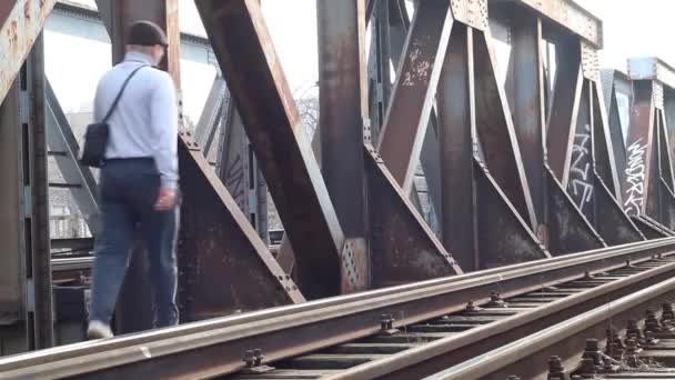 Mann Überquert Bahnübergang Eisenbahnbrücke Verbotene Überfahrt — Stockvideo