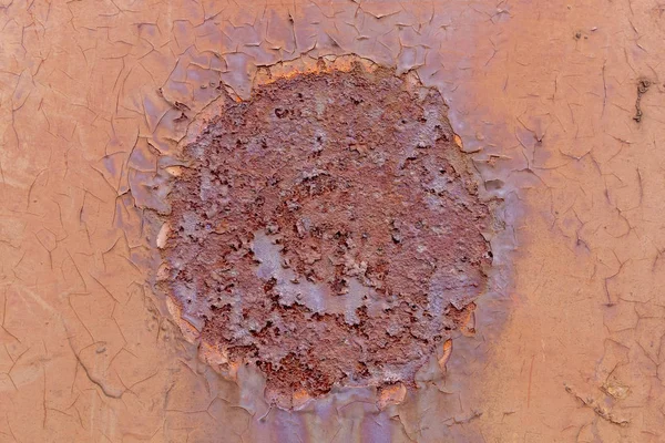 中央に丸みを帯びた皮膜を持つ古い風化金属テクスチャ — ストック写真