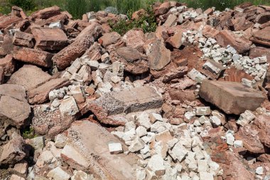 Patlamadan sonra Beton ve Tuğla Döküntüsü