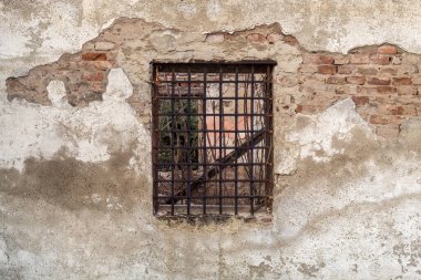 Terk Edilmiş Eski Bina 'daki Desenli Metal Pencere
