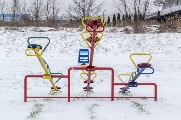 Bunte Wippen Outdoor Feld Mit Schnee Bedeckt — Stockfoto
