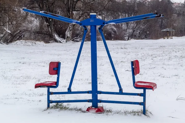 雪に覆われた屋外ジムでの運動装置 — ストック写真