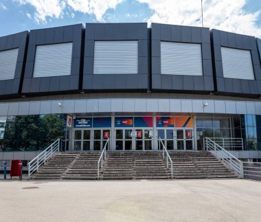 Nis 'teki Spor Salonu Cair, Giriş 1