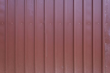 Kırmızı Boyalı Dikey Metal Paneller