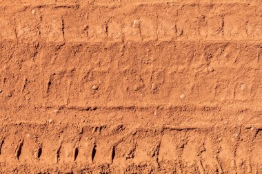 Kırmızımsı Çamur Yolu 'na İşlenmiş İz Lastiği