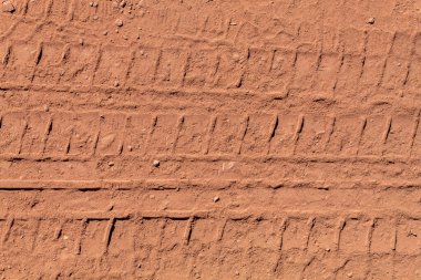 Kırmızımsı Çamur Yolu 'na İşlenmiş İz Lastiği