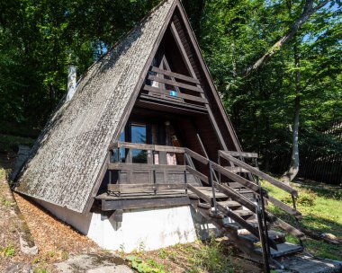 Ormandaki Güzel İsviçre Tarzı Kamp Yerleşkesi