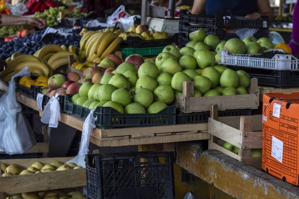 Stand Gran Mercado Agricultores Serbios Con Manzanas Verdes Rojas Plátanos — Foto de Stock