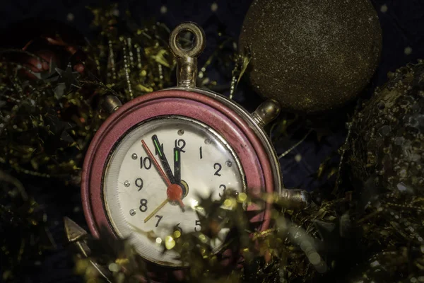 装飾要素と非常に古いヴィンテージの新年時計 — ストック写真