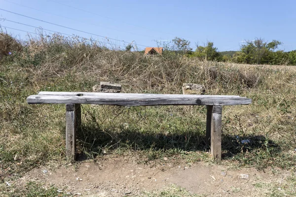 Einsame Holzbank Auf Dem Land — Stockfoto