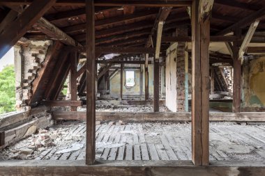 Terk Edilmiş Eski Binanın Çatı Sütunları
