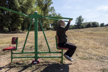 Orta Çağ Adamı Doğal Çevre Spor Salonu 'nda Egzersiz Yapıyor