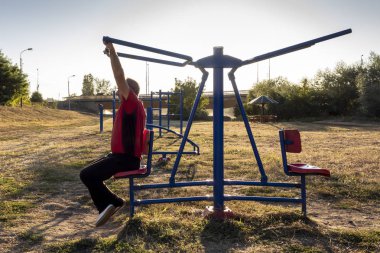 Orta Çağ Adamı Akşam Spor Salonu 'nda Egzersiz Yapıyor