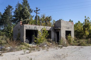 Kapısı ve Penceresi Olmayan Eski Terk Edilmiş Bina