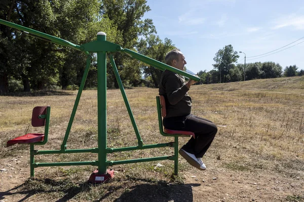 Middelbare Leeftijd Man Making Oefening Outdoor Gym Natuurlijke Omgeving — Stockfoto