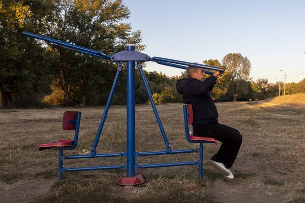 Middelbare Leeftijd Man Making Oefening Outdoor Gym Avond — Stockfoto