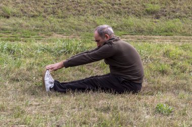 Orta Çağ Adamları Yerde Oturuyor ve Esniyor