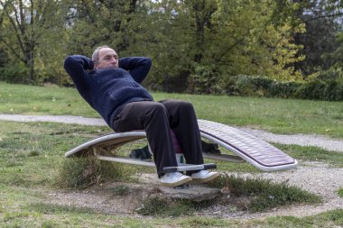 Orta Çağ Erkekleri Doğal Çevrede Yedek Yedek kulübesinde Çatırdıyor