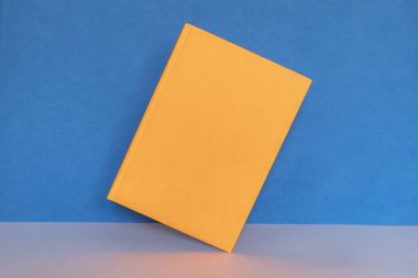 Mavi Arkaplan Karşısında Açı Turuncu Not Defteri