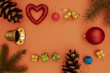 Noel ve Yeni Yıl için Renkli Hediye Kutuları, Kırmızı Dekoratif Balo, Noel Sarı Zili, Çam Ağacı Dalları ve Turuncu Arkaplanda Boş Alan Dekorasyonu