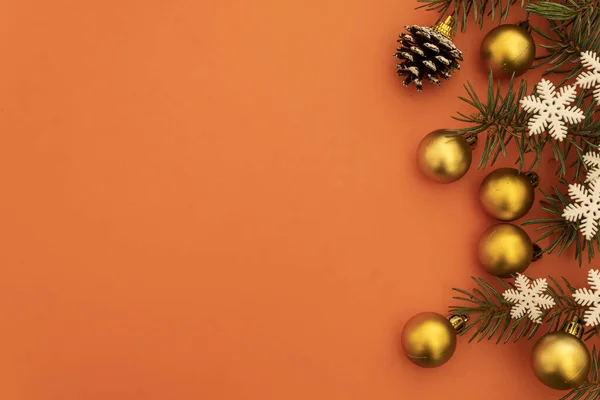 Noel ve yeni yıl tebrik kartı için dekorasyon. Altı Sarı Dekoratif Top, Çam Kozalağı, Çam Ağacı Dalları ve Kar Taneleri. Boşluğu Sol tarafa kopyala