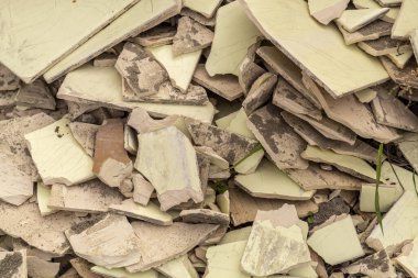 Hasarlı ve Kırık Seramik Döşeme Yığını
